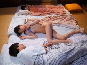 Làm tình nhau với nhân viên massage dù chồng đang ngủ kế bên